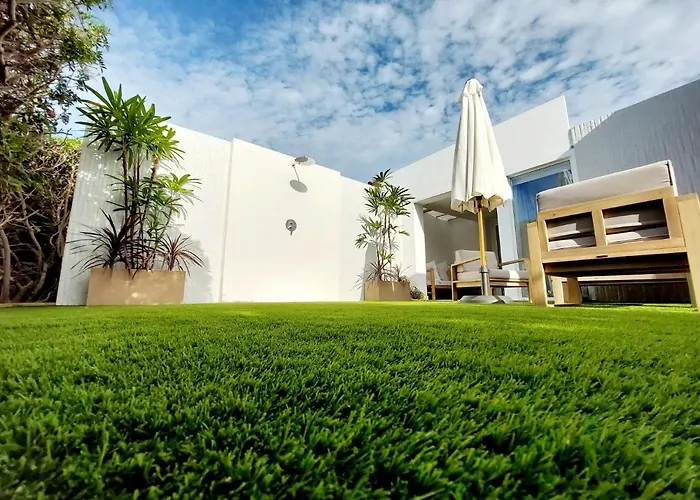 Bungalow de diseño hidromasajes terraza y piscina.